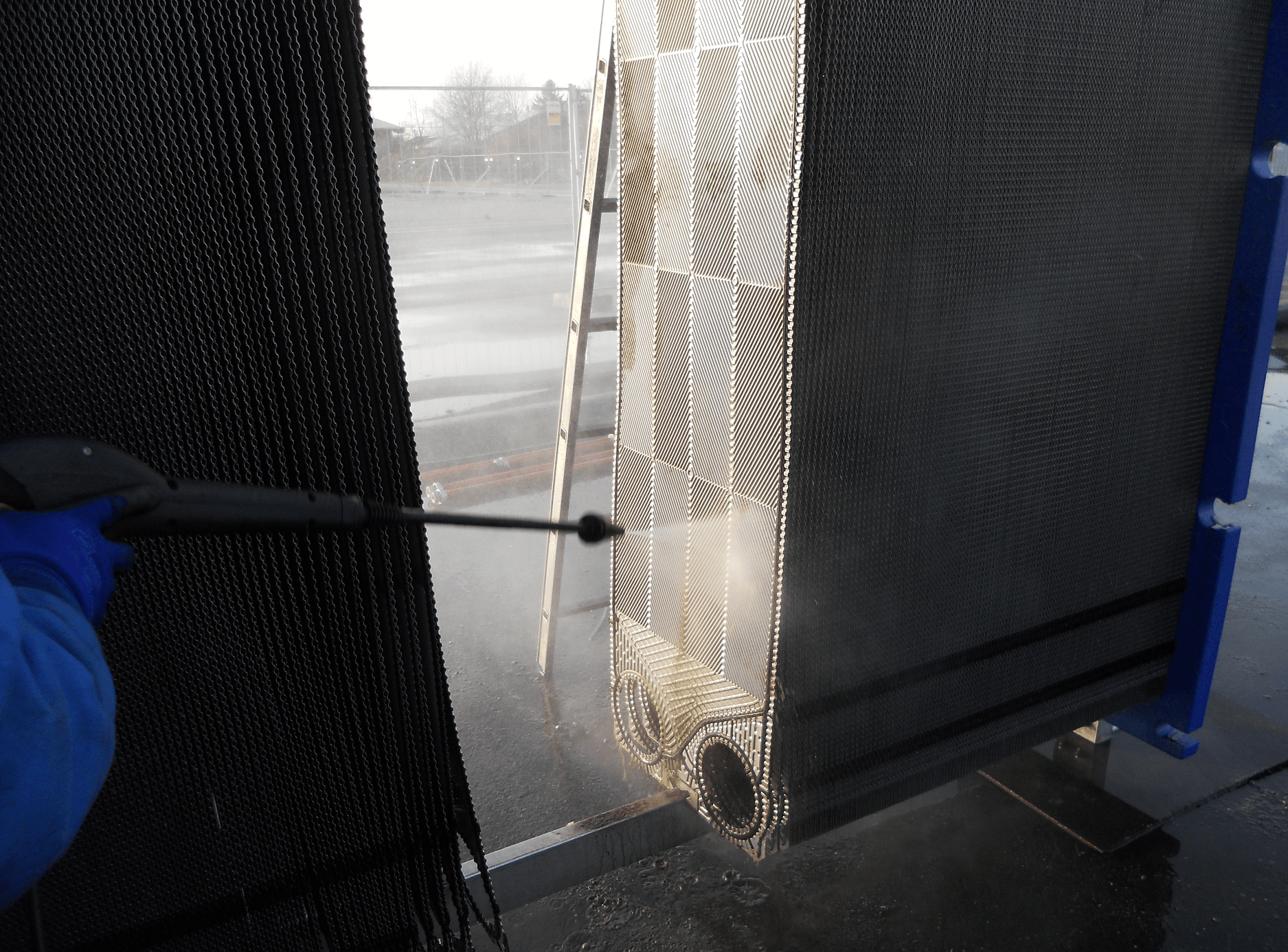 Aptec production | mechanické čištění tepelných výměníků | servis výměníků tepla pro průmyslové provozy | výměna těsnění | tlakové zkoušky | údržba deskových výměníků