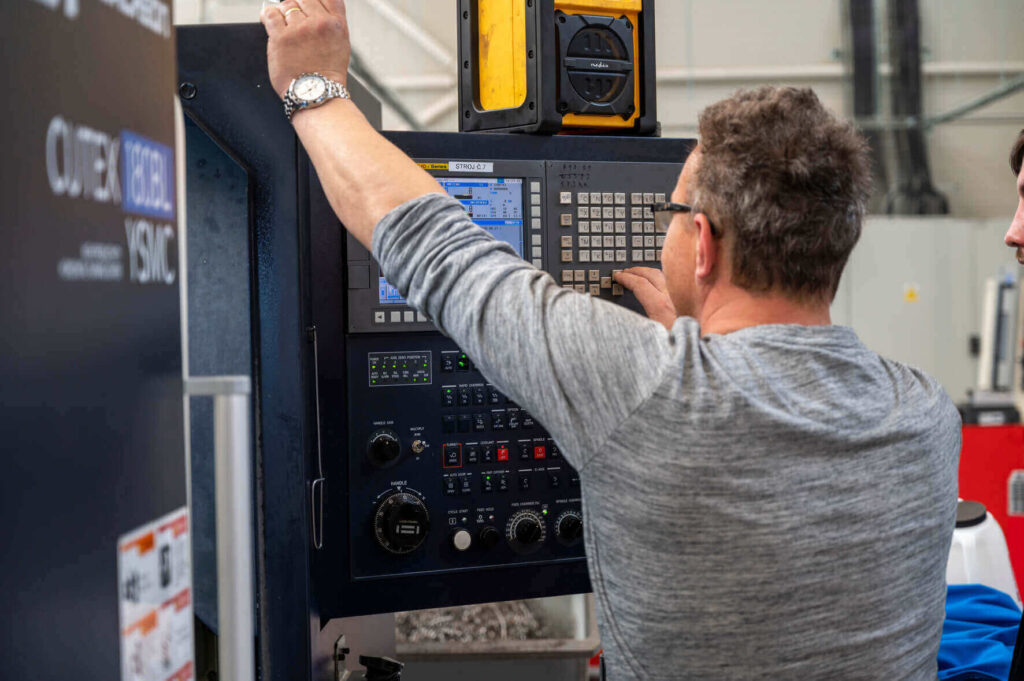 Školení FANUC | práce se soustruhem | zaměstnanec Aptec | CNC bez protivřetena |Fanuc v praxi