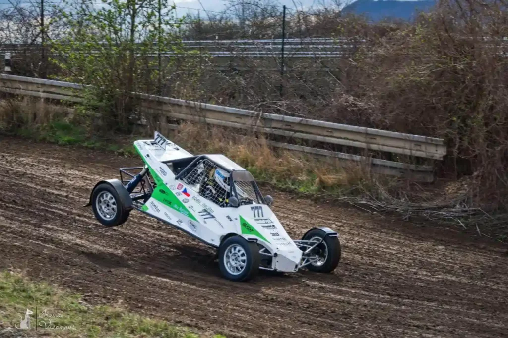 Závodní buggy v akci na off-road trati.