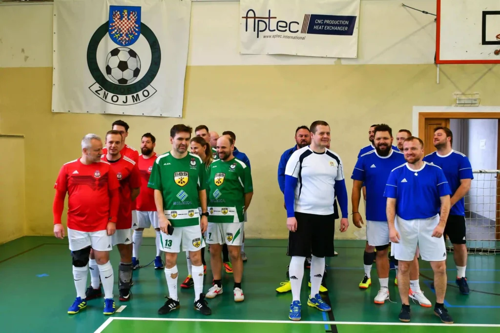 Futsalový tým PSK Znojmo na turnaji, v pozadí banner Aptec.