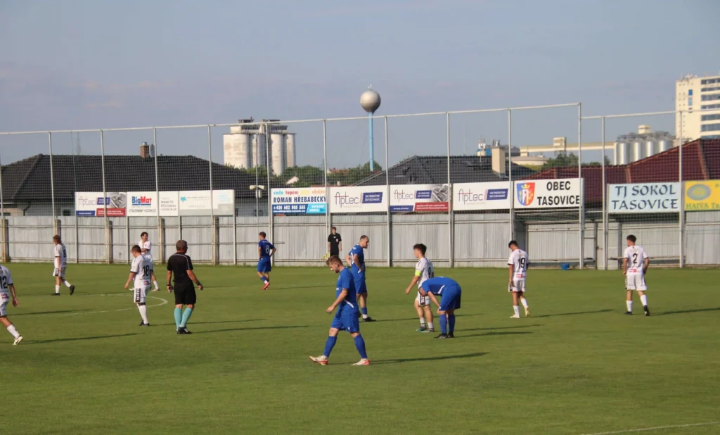Mladí fotbalisté TJ Sokol Tasovice při zápase na domácím hřišti.