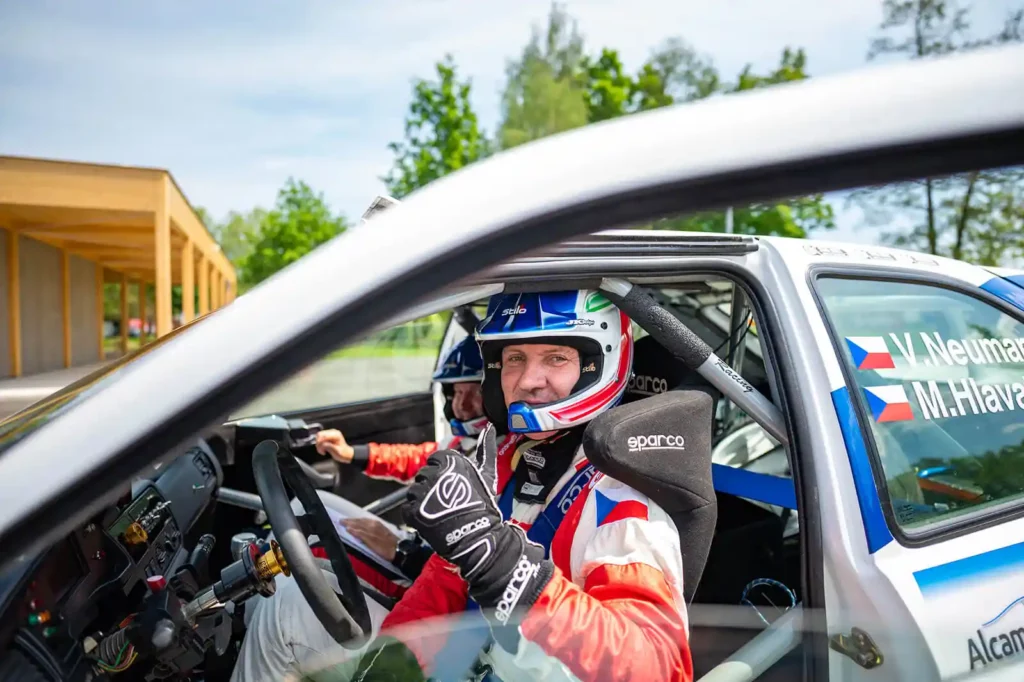 Jezdec KIT Racing v kokpitu rally vozu před startem.