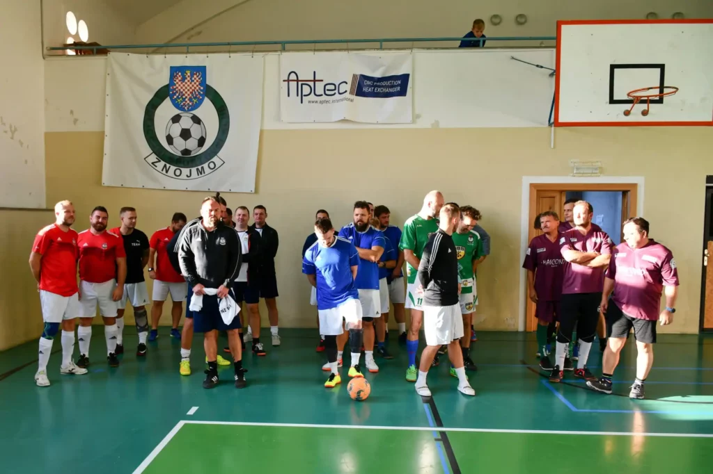 Futsalové týmy PSK Znojmo v hale před zahájením turnaje.