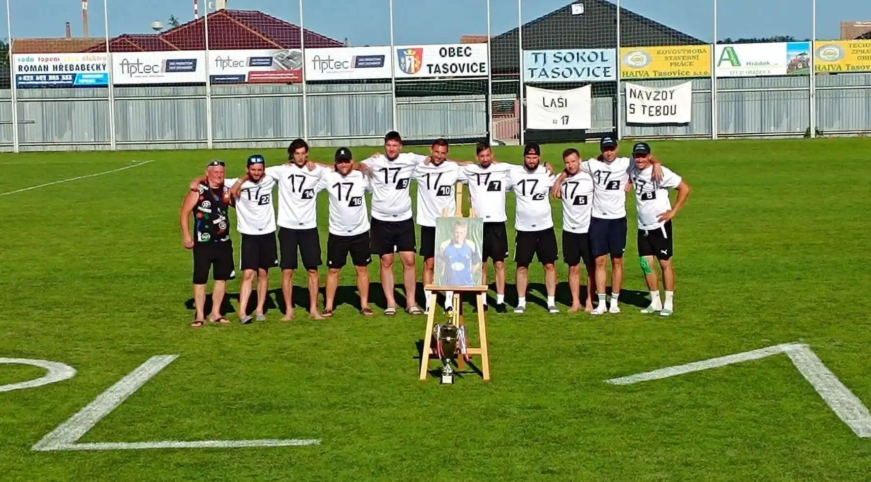 Memoriál Radka Lašáka Tasovice, fotbalový tým nastoupený před utkáním.