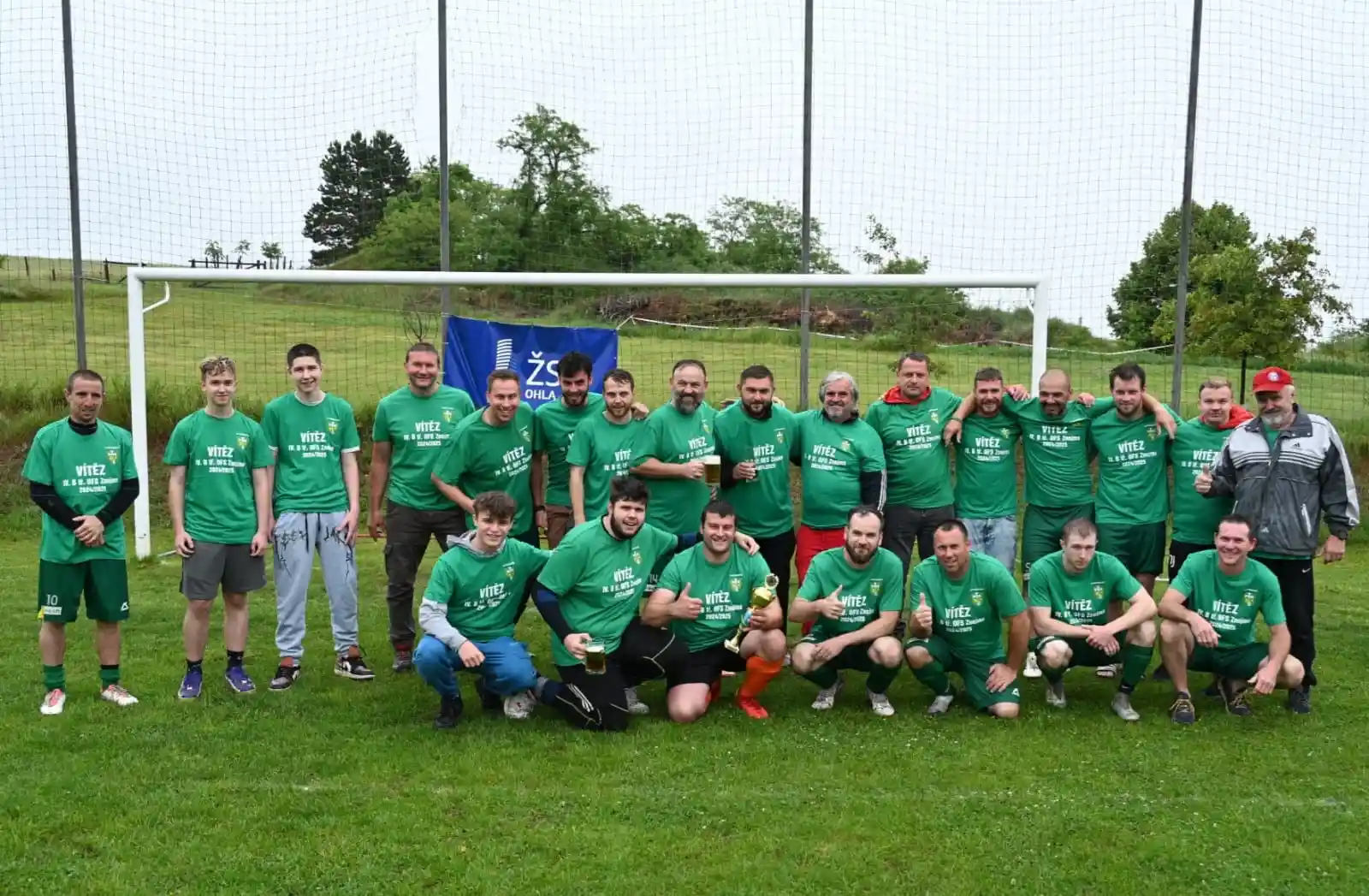 Skupinové focení fotbalového týmu TJ Petrovice.