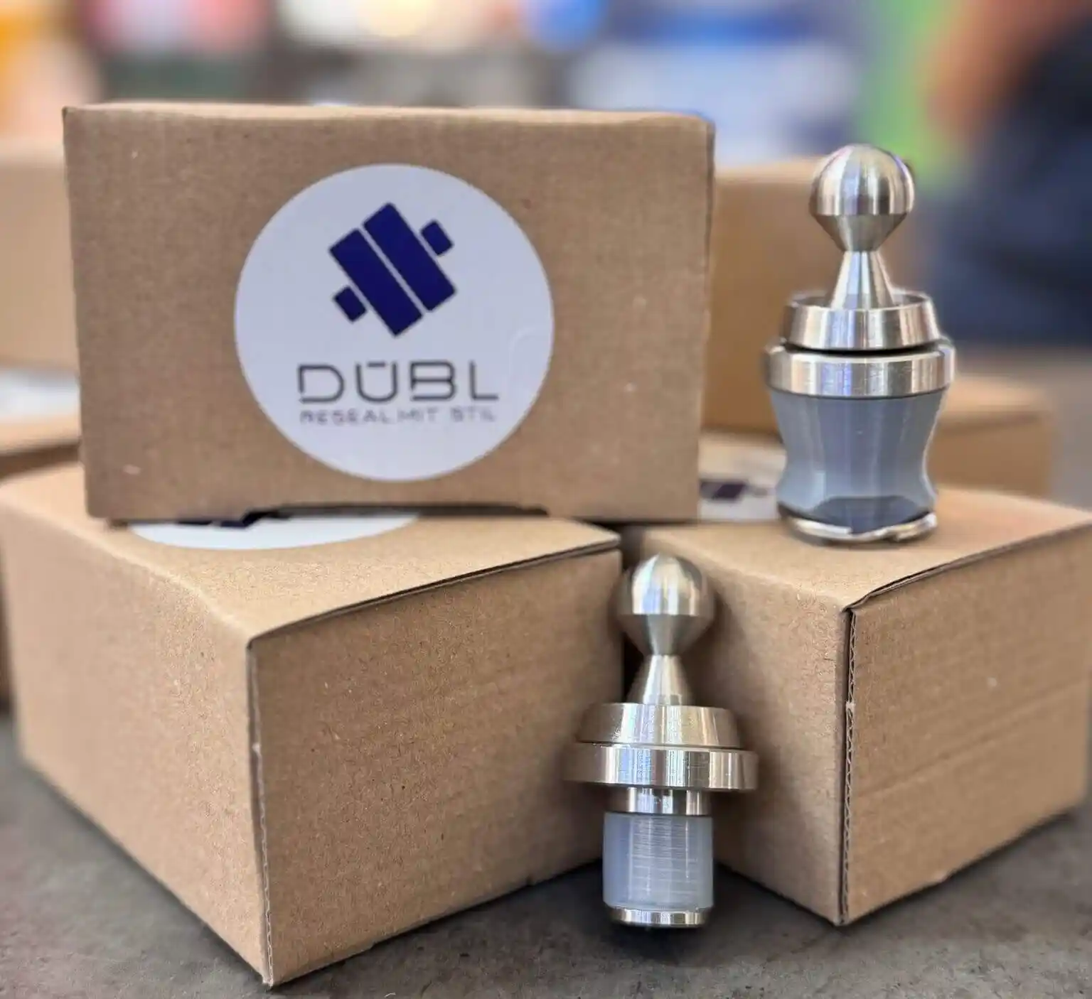 DUBL, víceúčelový otevírák a víčko na skleněné lahve. Studentský produkt s brandingem, balení.