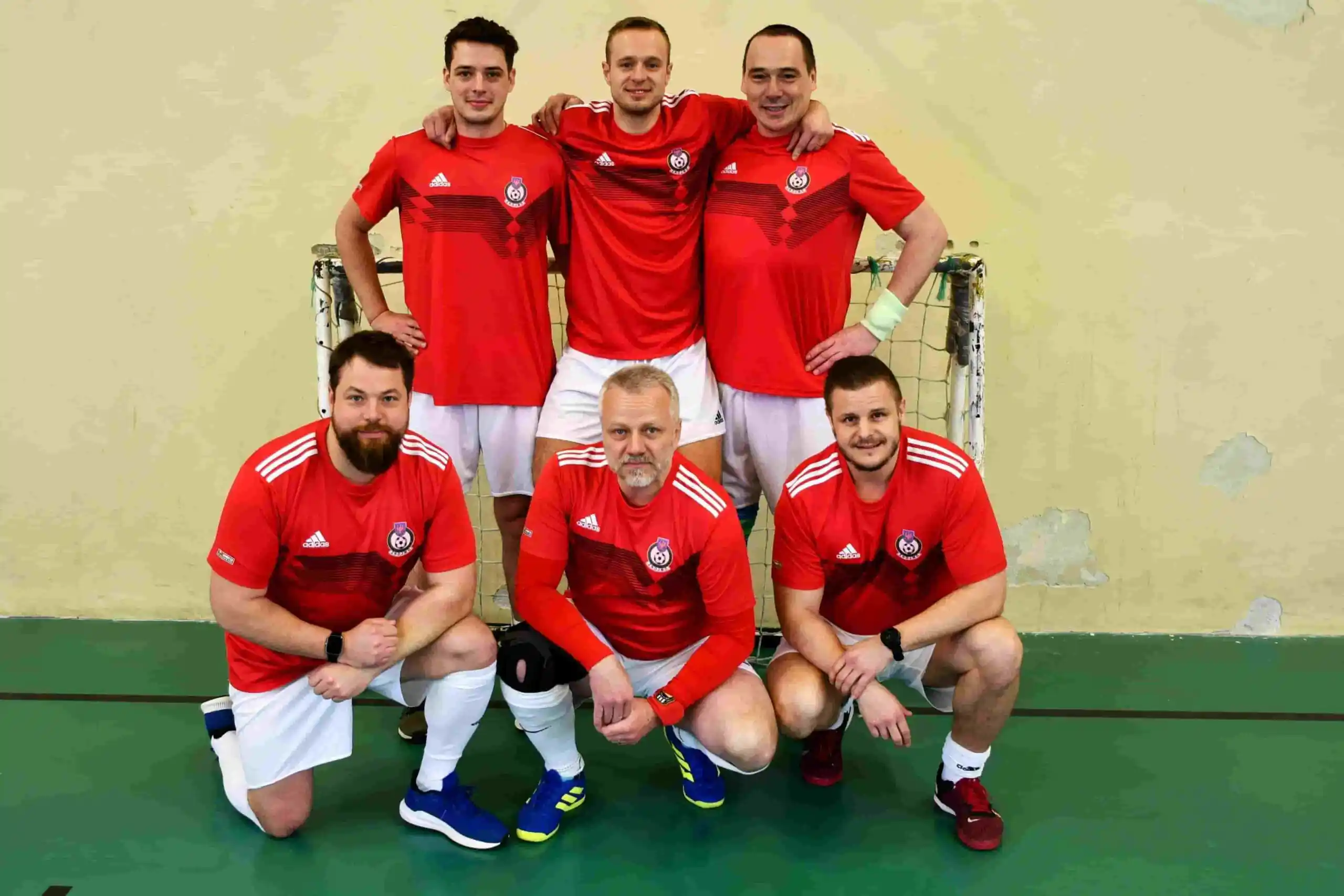 Tým futsalistů PSK Znojmo v červených dresech při sportovní akci.