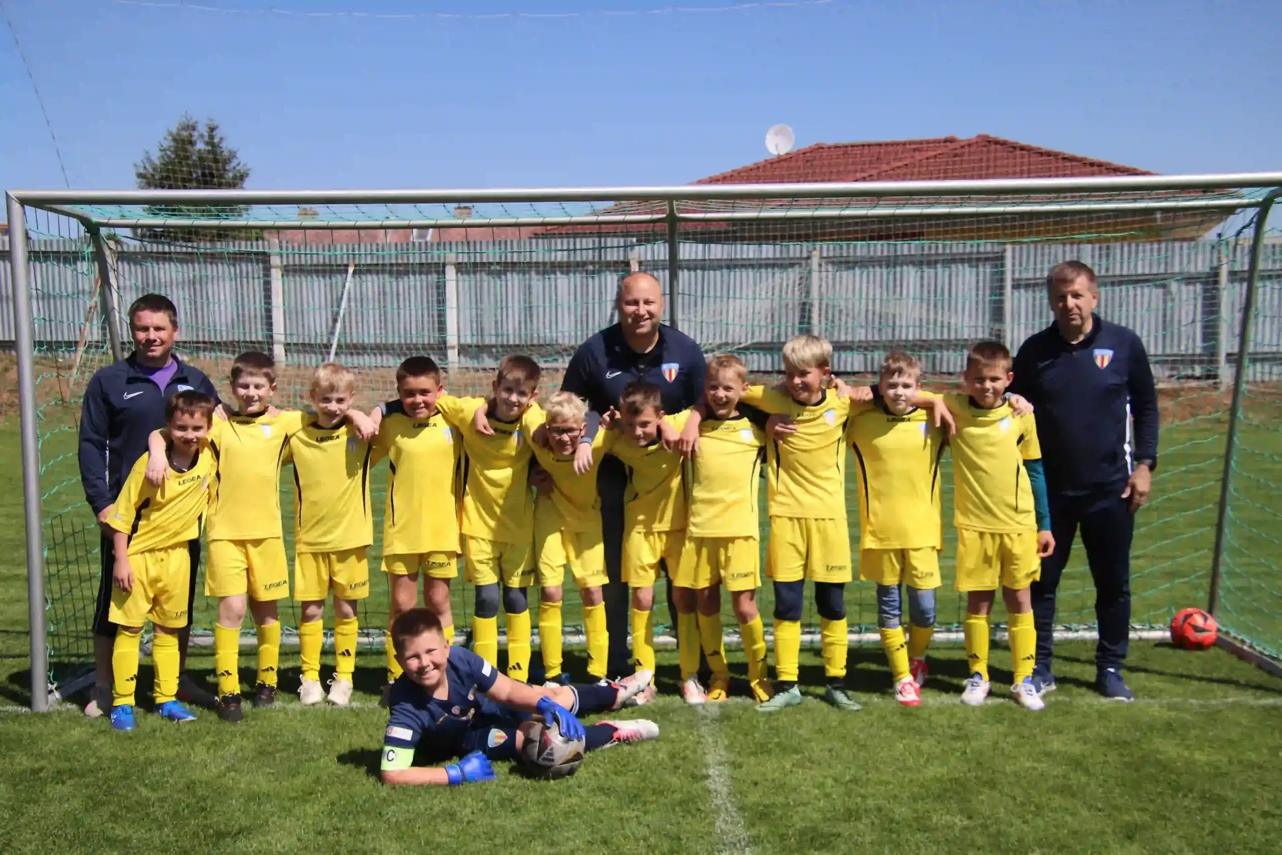 Tým mladých fotbalistů TJ Sokol Tasovice pózuje po utkání.