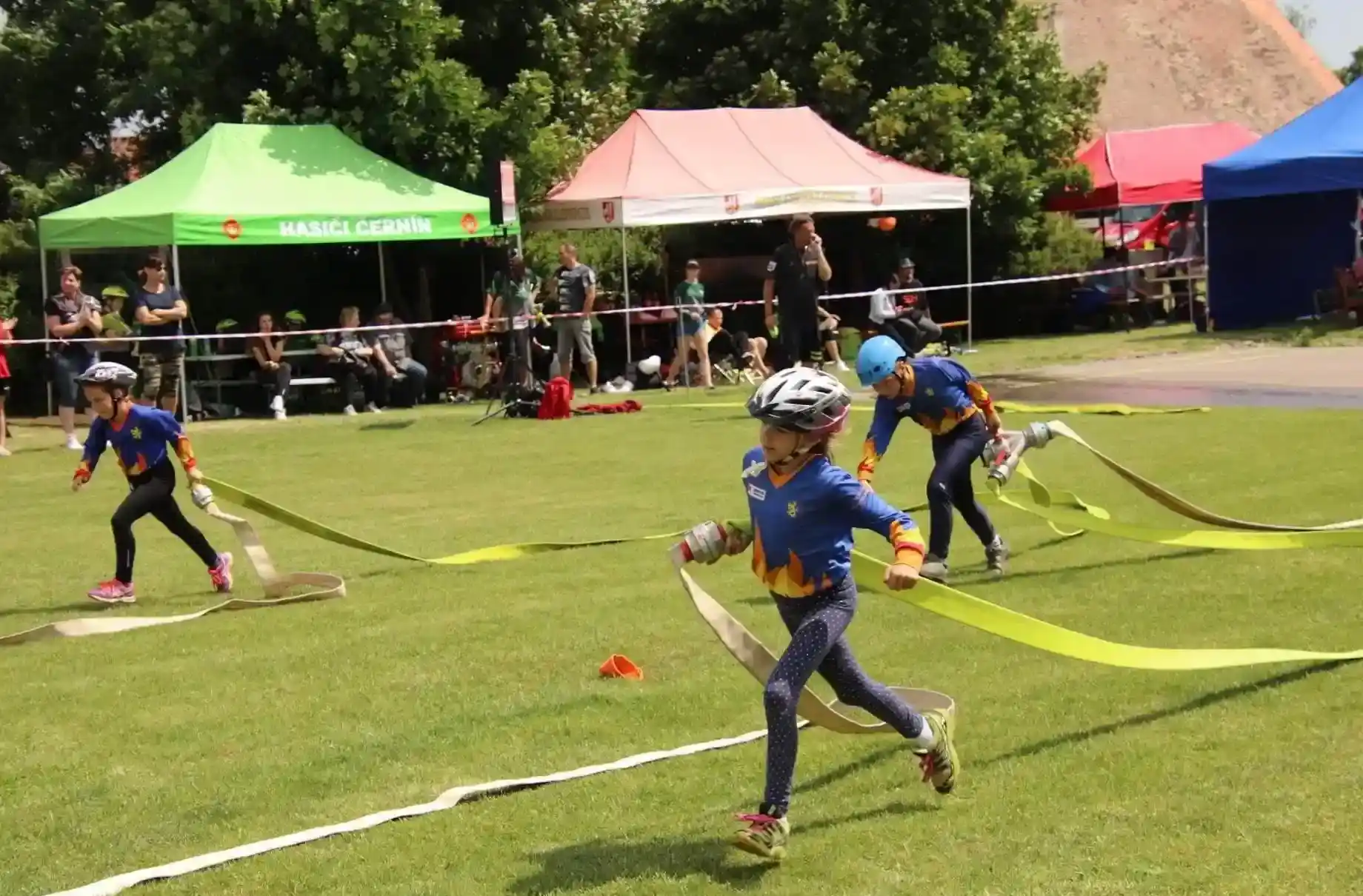 SDH Tasovice, děti v hasičské soutěži na trati.