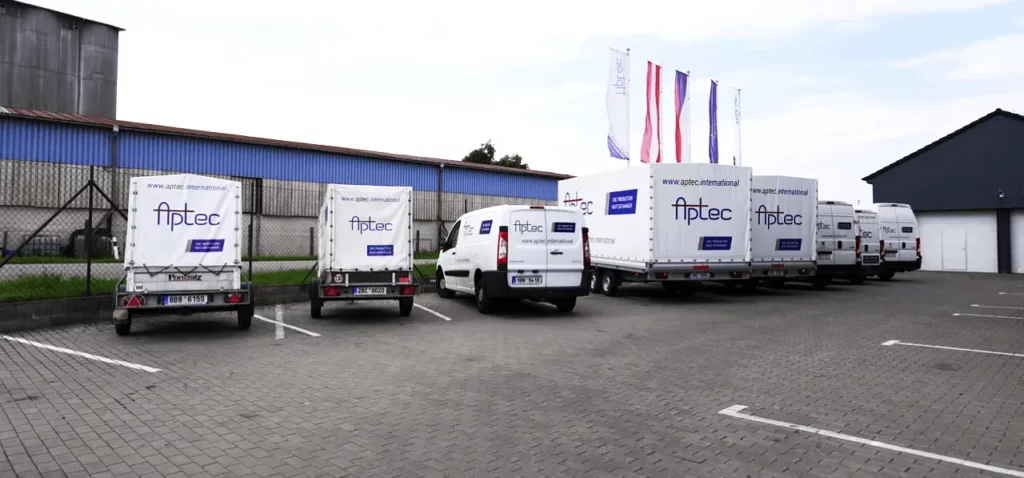 Vozový park Aptec production, řada dodávek a přívěsů připravených k expedici vlastních CNC dílů a tepelných výměníků po celé Evropě.