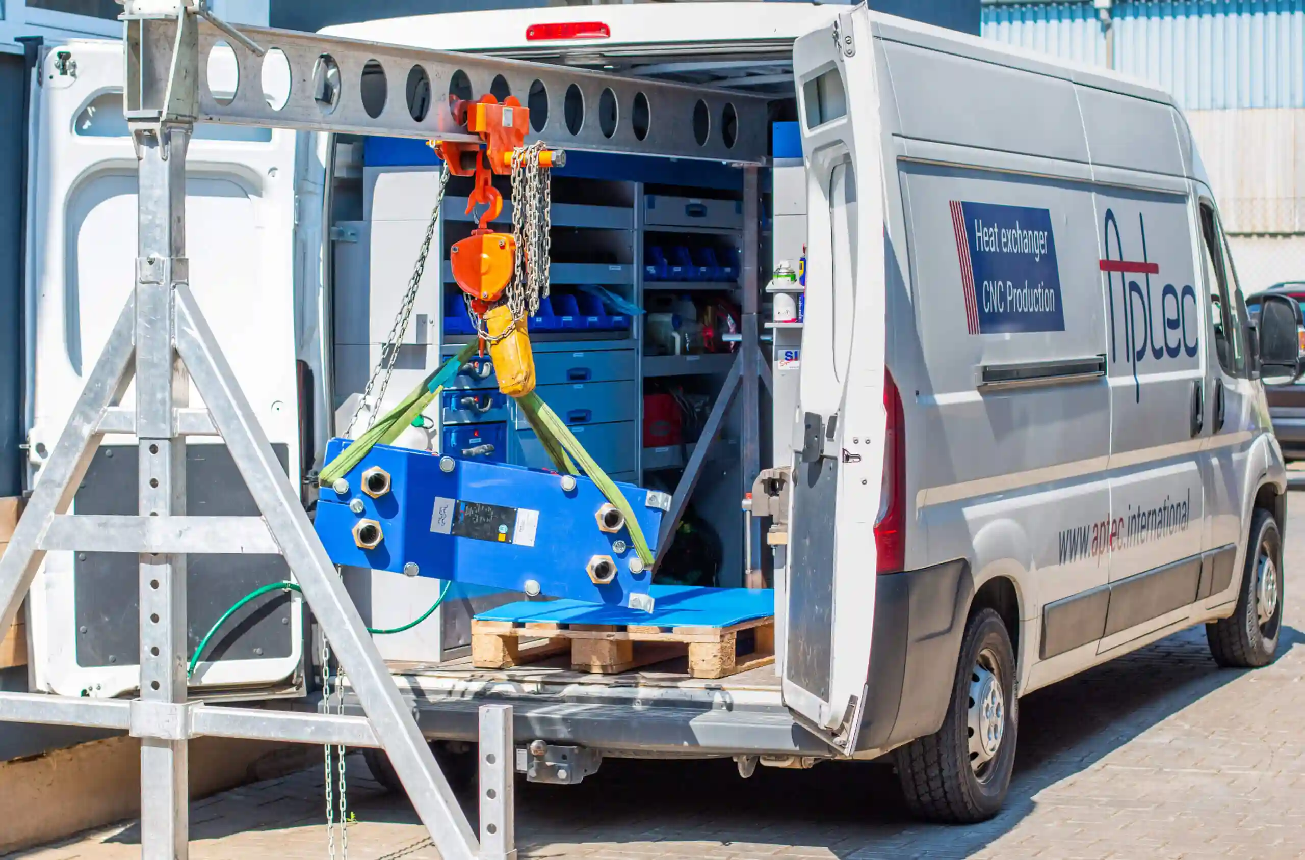 Přeprava deskového výměníku tepla pomocí firemní dodávky Aptec.