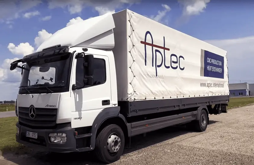 Plachtový nákladní vůz Aptec production pro vlastní dopravu CNC dílů a tepelných výměníků po celé Evropě.