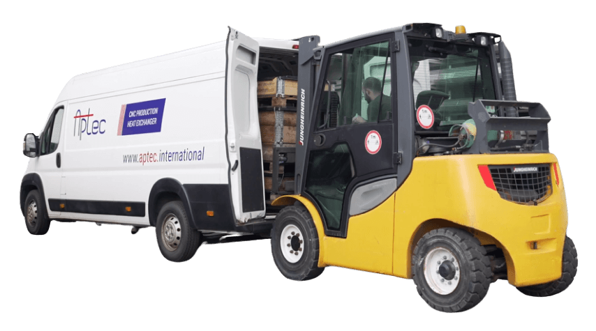 Nakládka CNC dílů a výměníků tepla pomocí vysokozdvižného vozíku.