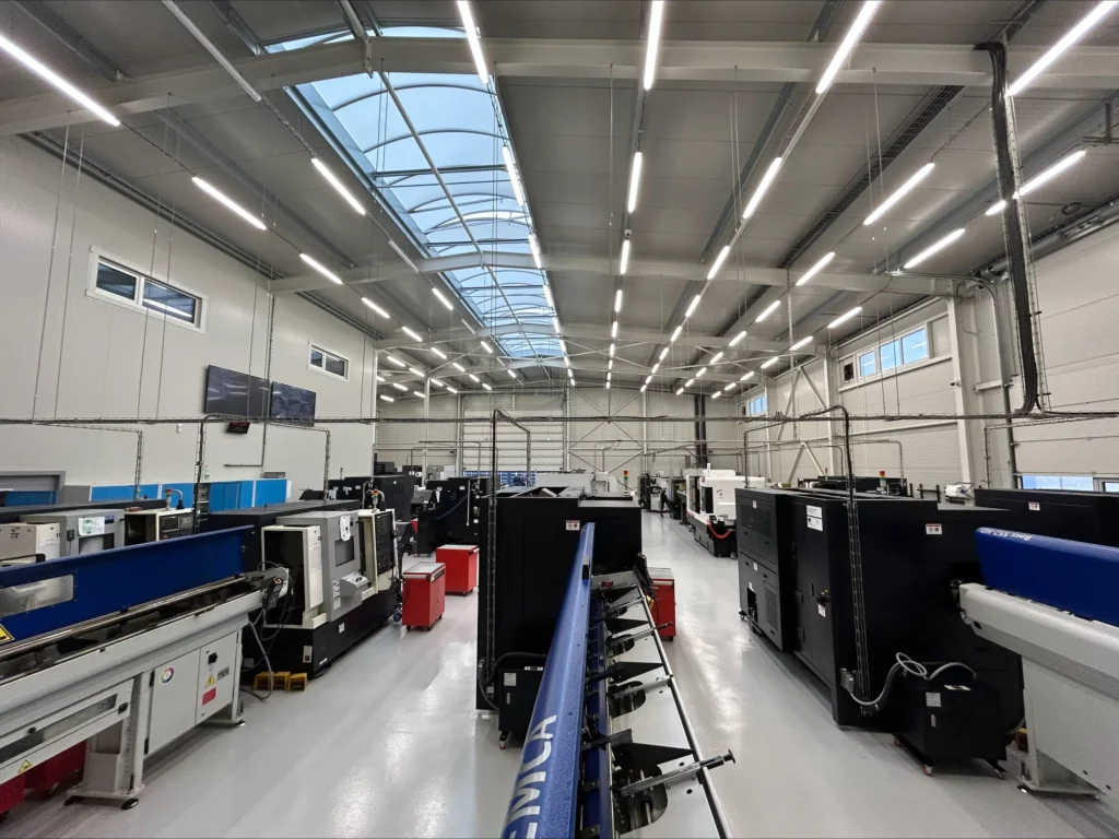 Moderní CNC výrobní hala společnosti Aptec zachycená ve firemním videu.