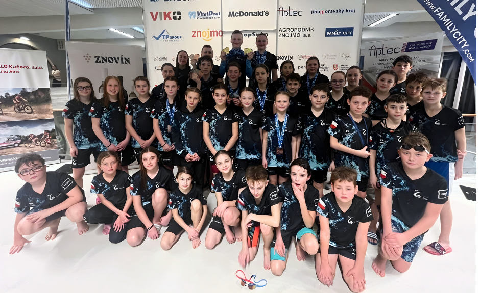 Mladý plavecký tým ze Znojma s medailemi na sportovní akci