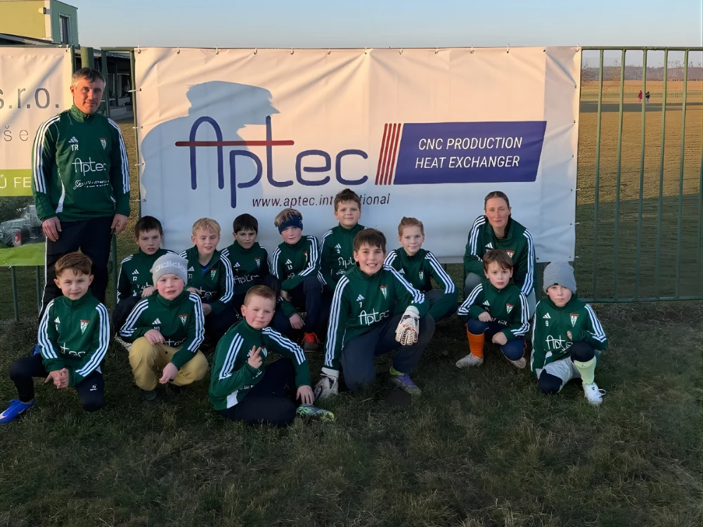 Fotbalová přípravka TJ Sokol Štítary v nových dresech Aptec production