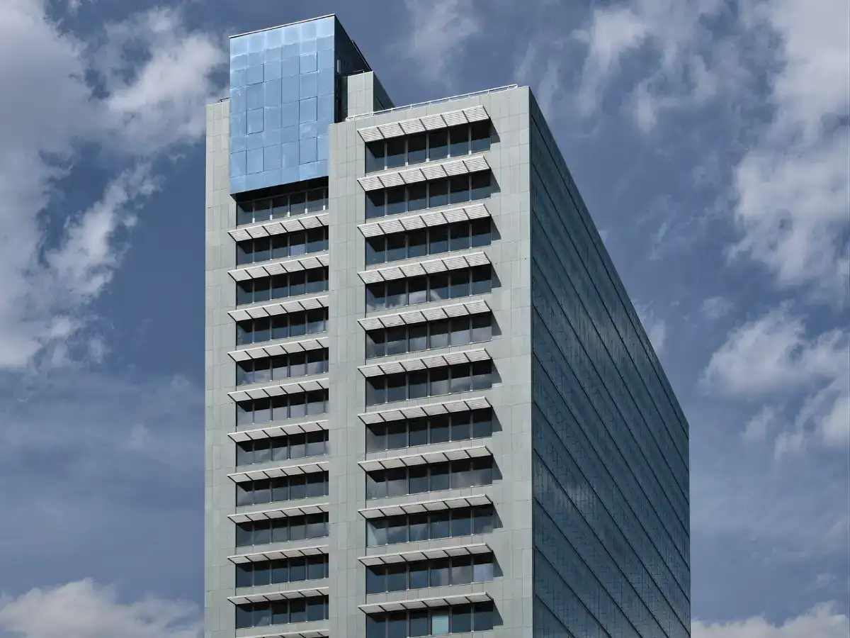 Výměníky tepla Aptec production Ares Tower Rakousko kancelářská budova vytápění a chlazení