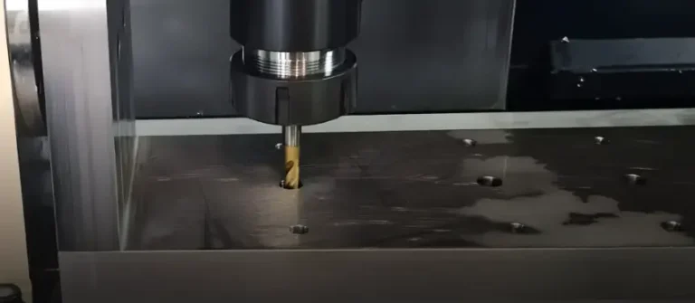 3- a 4os CNC frézování kovového dílu s otočným stolem