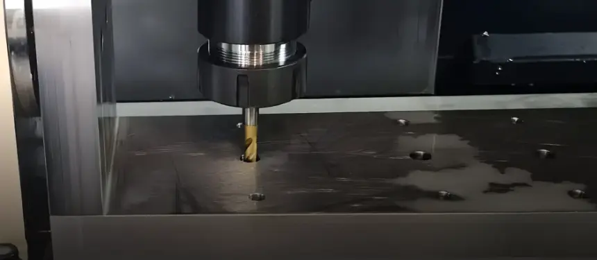 3- a 4os CNC frézování kovového dílu s otočným stolem
