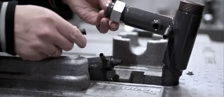 Ruční kompletace potrubní sestavy - montáž šroubení a fitinků jako součást zakázkové CNC výroby Aptec production